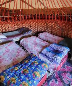 a group of pillows lined up in a room at Этно House in Tong