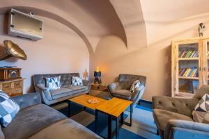 ein Wohnzimmer mit zwei Sofas und einem Tisch in der Unterkunft Hotel Korek in Frýdek-Místek