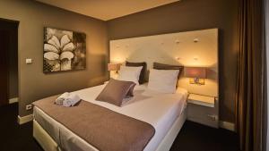 ein Hotelzimmer mit einem großen Bett, auf dem zwei Handtücher lagen in der Unterkunft auswärts - Dein Hotel in Schmallenberg + 22 Fotos