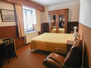 um quarto de hotel com uma cama e um espelho em Hôtel du Fort em Huy