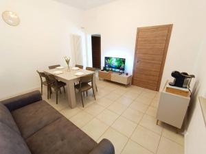 a living room with a couch and a table with chairs at Free Parking a 100 mt dal mare-Wave HuoSe in Pesaro