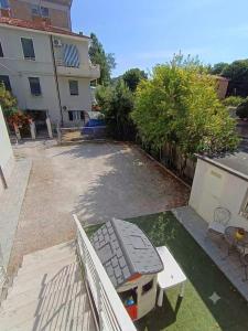 a backyard with a picnic table and a building at Free Parking a 100 mt dal mare-Wave HuoSe in Pesaro