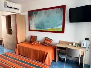ein Hotelzimmer mit Bett, Schreibtisch und Fernseher in der Unterkunft Damavi hotel in San Foca + 20 Fotos
