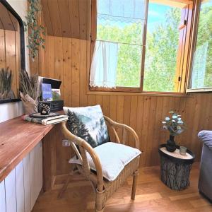 a wicker chair sitting at a counter in a room at Mira Moleta bienvenidos a Canfranc in Canfranc-Estación