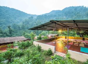 een uitzicht op een gebouw met een groot dak bij Rishikesh Valley in Rishīkesh