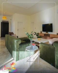 un salon avec un canapé et une table dans l'établissement Aura Chalets, à Sowayma 19 autres photos