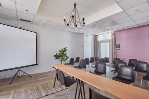 a conference room with chairs and a projection screen at Résidence Odalys Aqualia in Balaruc-les-Bains +62 photos