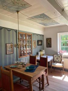 a dining room with a table and chairs and a dining room at Hellesbnb in Rømø