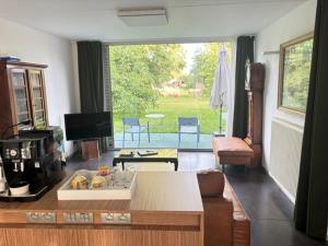 ein Wohnzimmer mit Sofa und Couchtisch in der Unterkunft Aikje in Nazareth