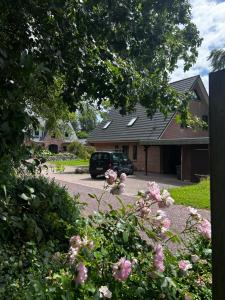 a car parked in the driveway of a house at Auszeit in Hasselberg +3 photos