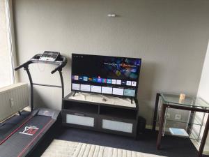 a room with a flat screen tv and a table at Bochum Wohnung in Bochum
