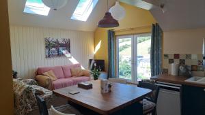 a living room with a table and a pink couch at Valley View Haven in Kingsbridge +17 photos