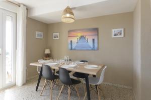 a dining room with a table and chairs at Abaco in Playa de Xeraco