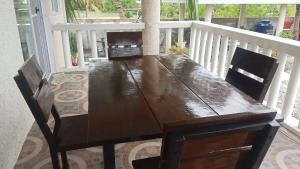 ein Holztisch und Stühle auf einer Veranda in der Unterkunft Ahoyinn in Alcoy