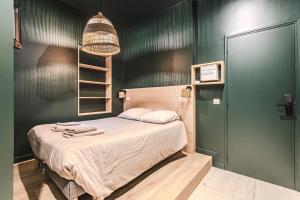 a bedroom with a bed with two towels on it at SPA Balnéo des Sacres-REIMS-Centre Ville in Reims