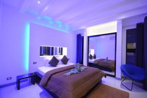 Un dormitorio con 2 camas y una silla. en Rocking Chair Pool Villa en Chaweng Beach