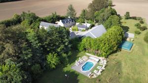 an aerial view of a house with a swimming pool at Écrin de la baie Chambre Raphaël in Pouldergat