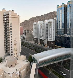 a view of a city with tall buildings and a street at شقه دار المشاعر فى دار الاركان لشقق لاكجرى in Mecca