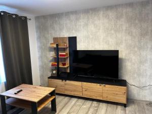 ein Wohnzimmer mit Flachbildfernseher und Couchtisch in der Unterkunft Apart Robert 2 in Bicaz + 2 Fotos