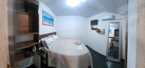 a small room with a table and a mirror at L&S casa da lagoa in Búzios