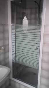 W łazience znajduje się prysznic ze szklanymi drzwiami. w obiekcie Le Refuge du P'tit Fischer w mieście Argentan