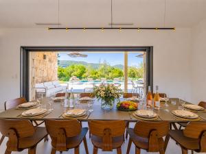 a dining room with a large table and chairs at Villa Déoni in Zonza