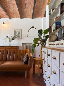 a living room with a couch and a book shelf at Villa Fioriamo in Greve in Chianti
