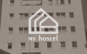 un edificio con un cartel que lee mi hostal en My Hostel, en Múnich