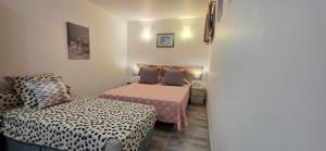 a small room with two beds and a couch at Villa Jamgers in Martigues