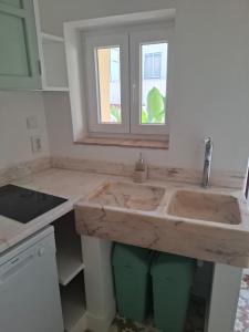 a kitchen with a marble sink and a window at FONTE NOVA Setubal in Setúbal