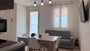 a kitchen and living room with a table and chairs at Soffio del Mar in Pila