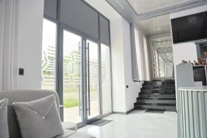 ein Wohnzimmer mit Glasschiebetüren und einer Treppe in der Unterkunft Leader Hotel in Goris