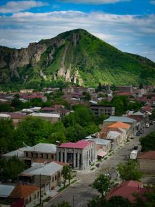 eine kleine Stadt mit einem Berg im Hintergrund in der Unterkunft Leader Hotel in Goris