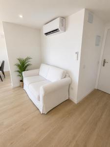a living room with a white couch in a room at Luz y calma junto al mar in Lagos
