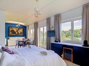 Rúm í herbergi á Villa Daisy - Suites élégantes et autonomes au bord de la Meuse