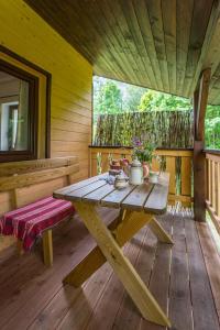 a wooden table in a cabin with a bench at Agroturystyka Wesoła Chmura - dom w Masywie Śnieżnika in Kletno +31 photos