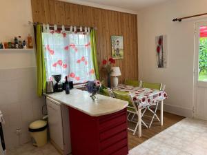 a kitchen with a table and a table and a window at Appartement Ingwer, Floramar in Candelária