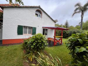 a white house with a picnic table in the yard at Appartement Ingwer, Floramar in Candelária