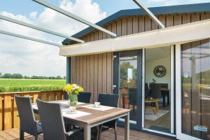 an extension to a house with a dining table on a deck at Rotkäppchen in Dörverden