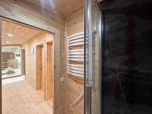 a walk in shower in a wooden house at POD mit Bad 81 in Hüde
