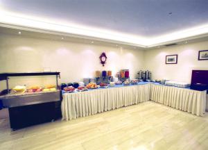 un buffet en una habitación de hotel con comida a la vista en Economy Hotel, en Atenas