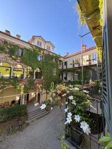 an outside view of a building with white flowers at Dimora del Loggiato in Acqui Terme