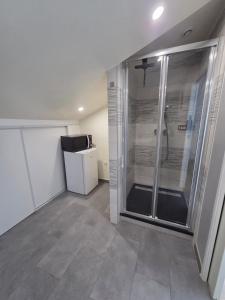a bathroom with a glass shower in a room at Chambre premium PLUME - jardin - 2p in Sainte-Geneviève-des-Bois