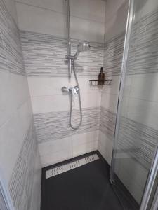 a shower with a glass door in a bathroom at Chambre premium PLUME - jardin - 2p in Sainte-Geneviève-des-Bois +4 photos
