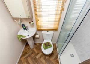 a bathroom with a toilet and a sink and a shower at Benview Lodges in Kemnay +25 photos