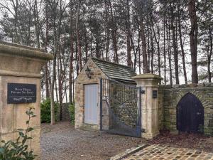 an entrance to a gate with a stone fence at West House - Uk51668 in Leyburn