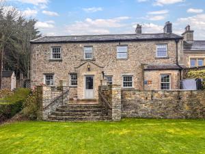 an old stone house with a stone wall and grass at West House - Uk51668 in Leyburn +37 photos