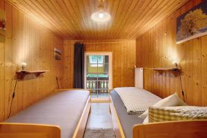 a room with two beds and a window at Reesbauernhof - Fewo Abendrot in Oberried