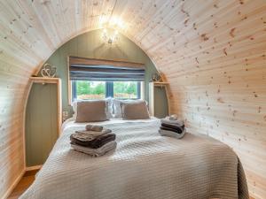 a bedroom with a large bed with towels on it at The Warren - Uk47582 in Sutton on the Hill