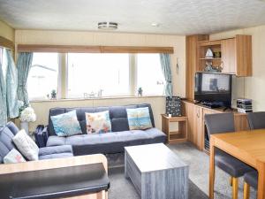 a living room with a couch and a tv at Beech Walk 45 - Ukc9406 in Exmouth
